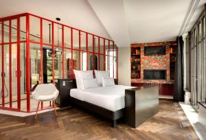 เตียงในห้องที่ La Jasso Hôtel, Maison de Famille