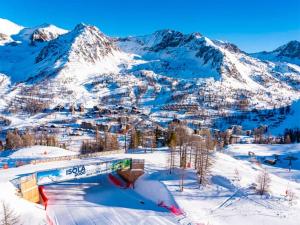 a snow covered mountain with mountains in the background at Résidence Les Terrasses D'Isola - Isola 2000 in Isola