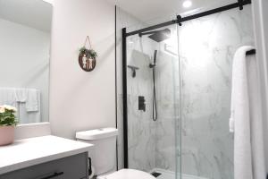 卡尔加里The Cozy Nook of Seton的带玻璃淋浴和马桶的浴室 更多24张照片