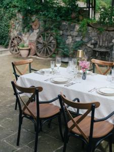 ディリジャンにあるDaravand Guest Houseの白いテーブルクロスとワイングラス