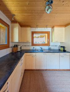 Majoituspaikan Luxueux Chalet au centre de Champéry vue panoramique keittiö tai keittotila