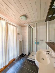 Kylpyhuone majoituspaikassa Luxueux Chalet au centre de Champéry vue panoramique
