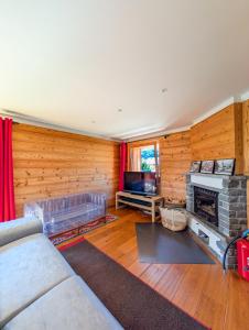 Oleskelutila majoituspaikassa Luxueux Chalet au centre de Champéry vue panoramique
