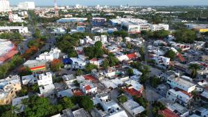 Pemandangan umum bagi Cancún atau pemandangan bandar yang diambil dari apartmen