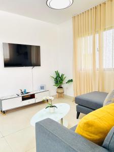 Μια τηλεόραση ή/και κέντρο ψυχαγωγίας στο Apartamento con piscina