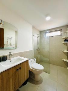 Ένα μπάνιο στο Apartamento con piscina