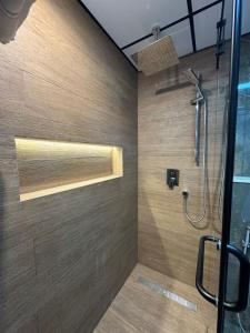 Un baño con ducha con puerta de cristal. en 5 Star Comfort - Luxury Sea View, en Ajman