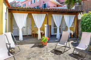 Sân trong/khu vực ngoài trời tại Garden apartments Ischia super centrale