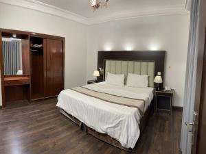 a bedroom with a large bed in a room at طارق الطائف in Taif