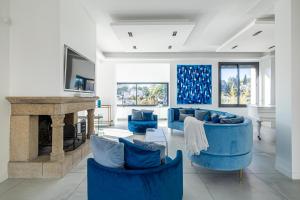 sala de estar con muebles azules y chimenea en Villa Jaliel Cannes I 270m2 I Spa I 10 minutes du centre-ville I 12 personnes, en Cannes