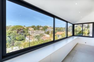 Habitación con ventanas grandes con vistas a la ciudad. en Villa Jaliel Cannes I 270m2 I Spa I 10 minutes du centre-ville I 12 personnes, en Cannes 60 fotos más