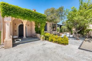 una entrada a una casa con hiedra en Villa Jaliel Cannes I 270m2 I Spa I 10 minutes du centre-ville I 12 personnes, en Cannes