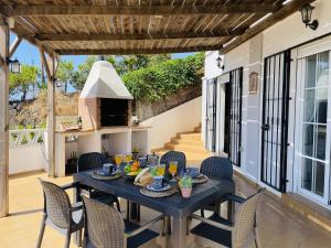 トロクス・コスタにあるCasa Blanca con vistas al mar by At Homeの屋外ダイニングルーム(テーブル、椅子付)