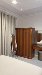 Un dormitorio con una cama, un escritorio y una silla. en أجنحة ألتميز ألفرع الاول المخدومة, en Al Majmaah