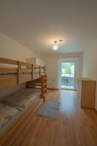 Postel nebo postele na pokoji v ubytování Ferienwohnung mit Bergblick in Bad Bleiberg