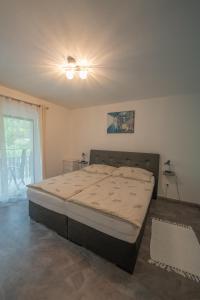 Postel nebo postele na pokoji v ubytování Ferienwohnung mit Bergblick in Bad Bleiberg