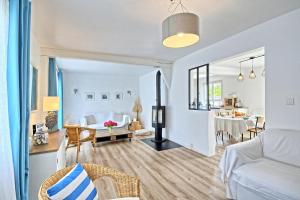 a living room with a couch and a table at Charmante Maison Familiale in Ploubalay