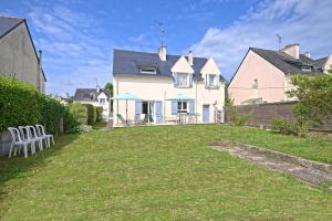a large house with a lawn in the yard at Charmante Maison Familiale in Ploubalay