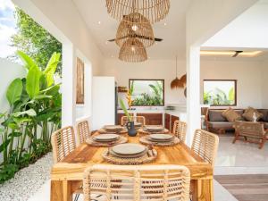 Khu vực ghế ngồi tại Villa Sana - Stylish 2BR Oasis with Open Jungle Bathroom in Nyanyi Beach near Luna Beach Club