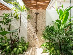 Vườn quanh Villa Sana - Stylish 2BR Oasis with Open Jungle Bathroom in Nyanyi Beach near Luna Beach Club