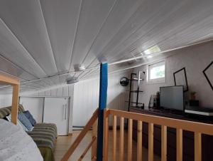 a living room with a couch and a tv at Cottage in Vaumort