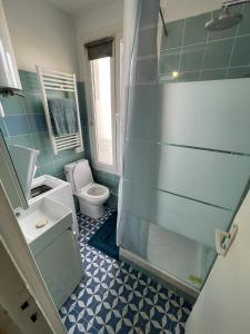 a bathroom with a toilet and a sink and a shower at Charmant studio deux min métro in Aubervilliers