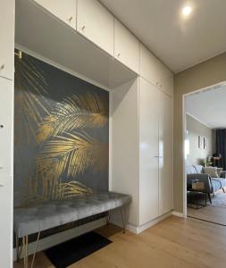 a living room with a bench in front of a painting at #3 Studioapartment mit Loreleyblick direkt an der schönsten Etappe des Rheinsteigs in Patersberg