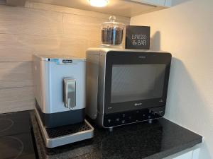 Una computadora y una impresora sobre un mostrador en Residenza La Svolta - Salt Pool & Private Garden, en Bellinzona 30 fotos más