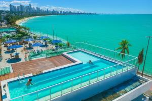 an overhead view of a swimming pool next to the ocean at Blue Sunset Beira Mar in João Pessoa