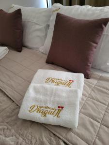 Ένα ή περισσότερα κρεβάτια σε δωμάτιο στο Apartmani Dragulji Krusevac