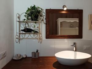 une salle de bains avec un lavabo blanc et un miroir dans l'établissement Bed & Movie, à Rome 25 autres photos