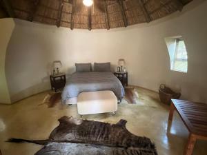 una camera da letto con un letto e un tavolo in una stanza di Sambane Game Lodge a Bracondale Altre 37 foto