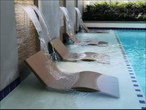 伊洛伊洛MyOneSpace4u at One Spatial Condo Hotel的带喷泉的游泳池，配有叉子和勺子