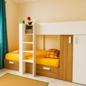 2 Etagenbetten in einem Zimmer mit gelber Bettwäsche in der Unterkunft aslan appart in Martil