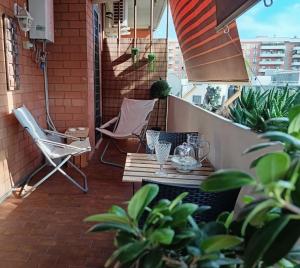 d'une terrasse avec une table et une chaise sur un balcon. dans l'établissement Bed & Movie, à Rome