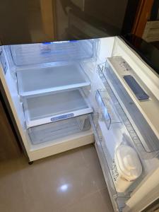 an empty refrigerator with its door open and its drawer at Mirador pueblito Paisa-Tipo loft in Medellín