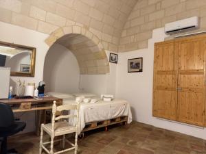 a bedroom with a bed and a desk in a room at Le Dimore di via Umberto I in Laterza