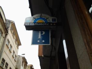 una señal azul y blanca en el lateral de un edificio en Pensión El Camarote, en Cudillero