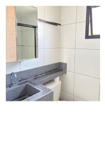 圣保罗38nv Studio Liberdade SP 300 metros Estação Japão até 03 pessoas的带水槽、镜子和马桶的浴室 更多25张照片