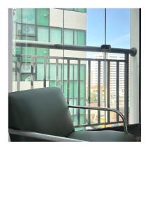 圣保罗38nv Studio Liberdade SP 300 metros Estação Japão até 03 pessoas的一台笔记本电脑放在窗前的椅子上