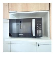 圣保罗38nv Studio Liberdade SP 300 metros Estação Japão até 03 pessoas的橱柜顶部的微波炉