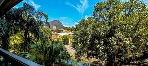 Una vista desde un balcón con árboles y una montaña. en O Melhor Residencial com Serviços do Leblon, en Río de Janeiro