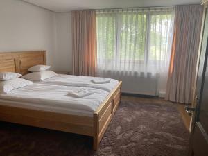 Ένα ή περισσότερα κρεβάτια σε δωμάτιο στο Casa- Dealu Leahului