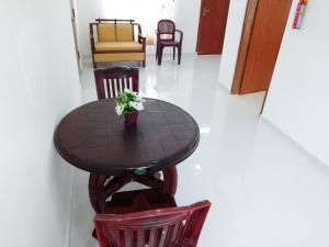 Un lugar para sentarse en Tropical Suites - Airport Transit Residence