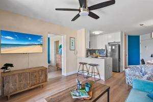 sala de estar y cocina con ventilador de techo. en Sunset Palms Kihei s Cozy Beach Escape, en Kihei