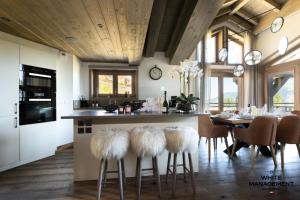 Кухня или мини-кухня в Résidence Canyon Lodge - Chalet d'exception à Courchevel Moriond MAE-8904
