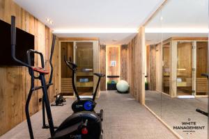 Фитнес-центр и/или тренажеры в Résidence Canyon Lodge - Chalet d'exception à Courchevel Moriond MAE-8904