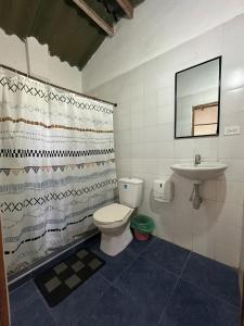 un baño con inodoro y lavabo en Hostal Luz de Luna, en Palomino