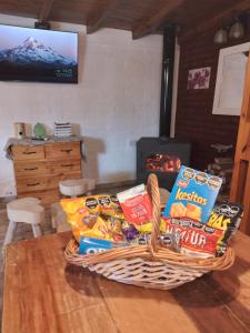 ein Korb mit Chips und anderen Snacks auf einem Tisch in der Unterkunft La Escapada San Pedro in San Pedro