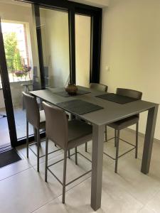 a dining room table and chairs in a room at Studio De Kevie in Tongeren +2 photos